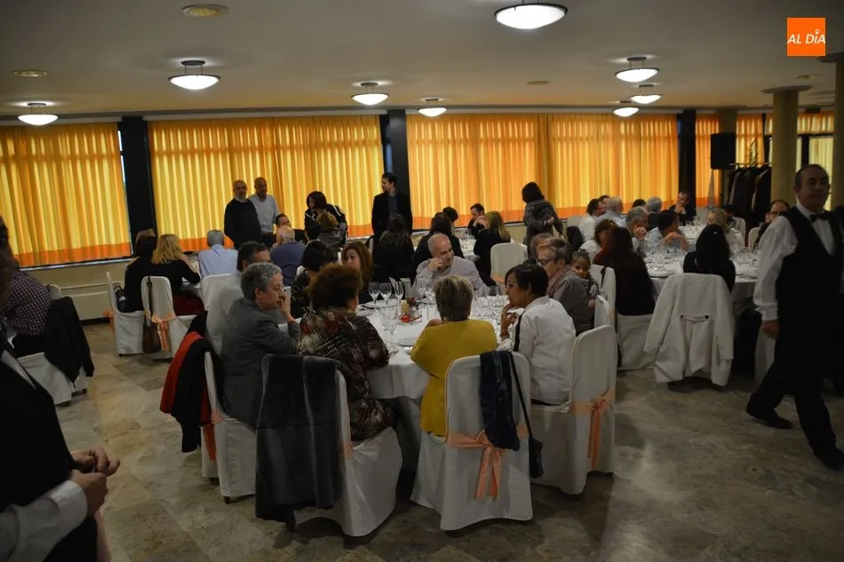 Foto 4 - Socios, amigos y colaboradores de Ampusasa se congregan para celebrar la comida de Navidad