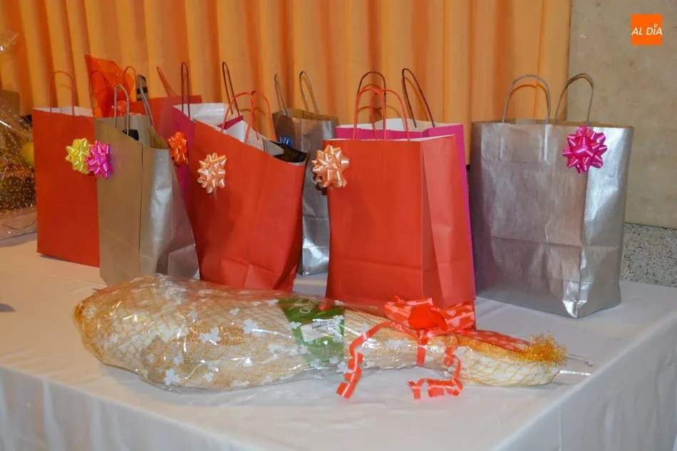 Foto 3 - Socios, amigos y colaboradores de Ampusasa se congregan para celebrar la comida de Navidad