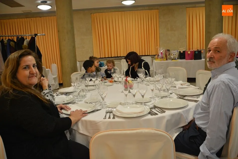 Foto 2 - Socios, amigos y colaboradores de Ampusasa se congregan para celebrar la comida de Navidad