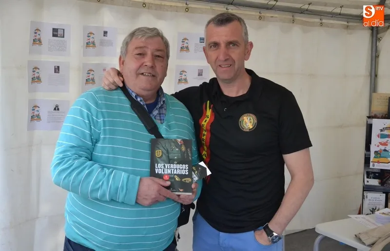 Juan José Mateos, a la derecha, durante su participación en la Feria del Libro de Ciudad Rodrigo con el primer volumen de Los Verdugos Voluntarios