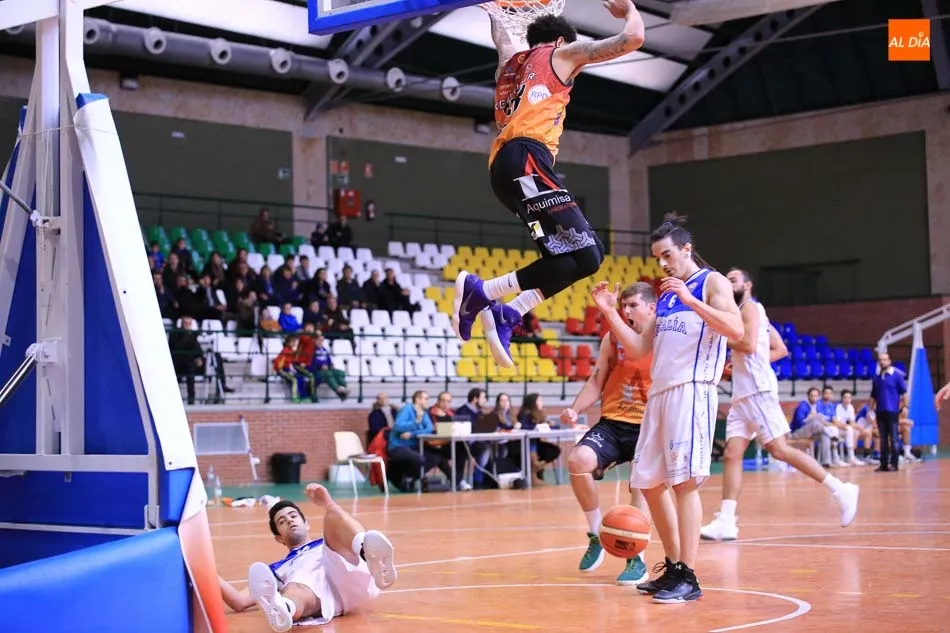 Foto 11 - El Aquimisa Carbajosa vuelve a la senda del triunfo (77-64)