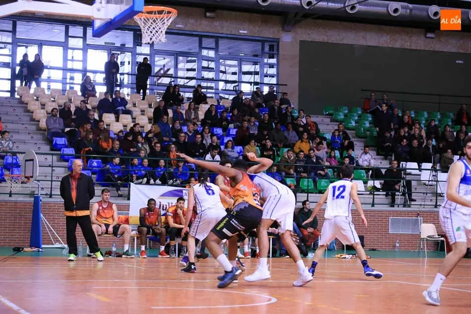 Foto 10 - El Aquimisa Carbajosa vuelve a la senda del triunfo (77-64)