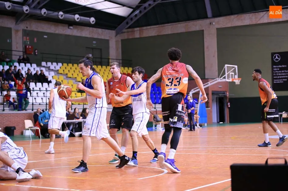 Foto 9 - El Aquimisa Carbajosa vuelve a la senda del triunfo (77-64)