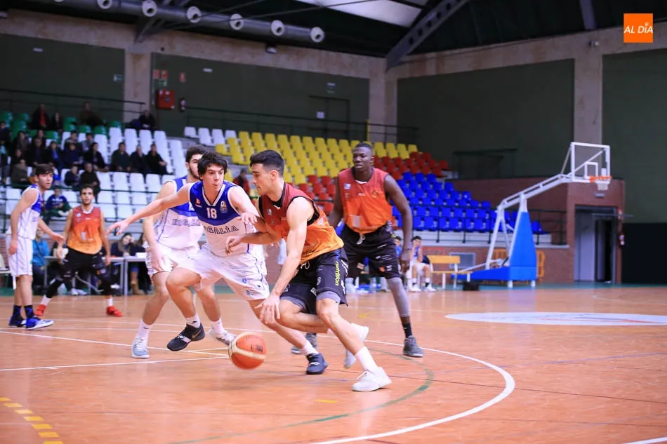 Foto 8 - El Aquimisa Carbajosa vuelve a la senda del triunfo (77-64)