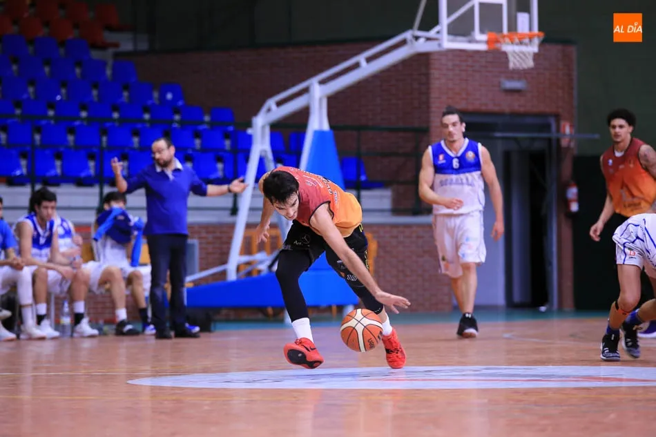 Foto 6 - El Aquimisa Carbajosa vuelve a la senda del triunfo (77-64)