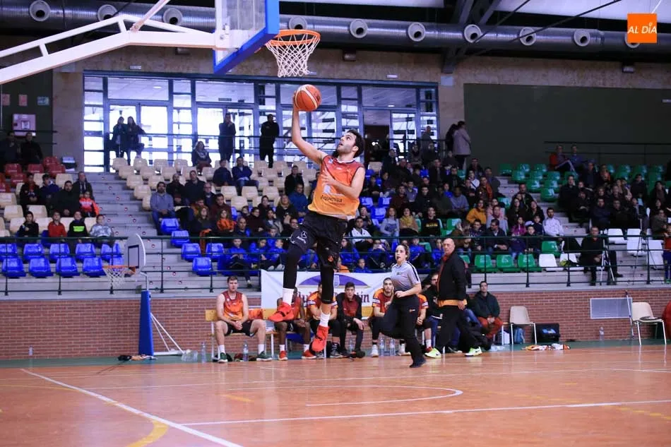 Foto 5 - El Aquimisa Carbajosa vuelve a la senda del triunfo (77-64)