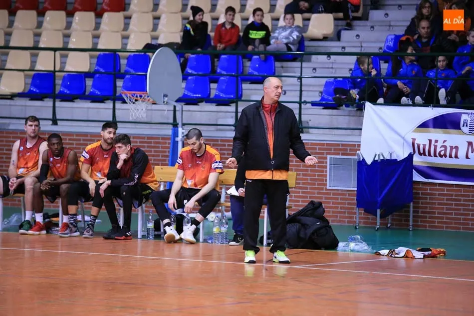 Foto 4 - El Aquimisa Carbajosa vuelve a la senda del triunfo (77-64)