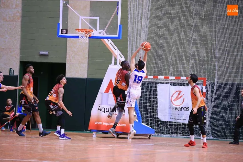 Foto 2 - El Aquimisa Carbajosa vuelve a la senda del triunfo (77-64)