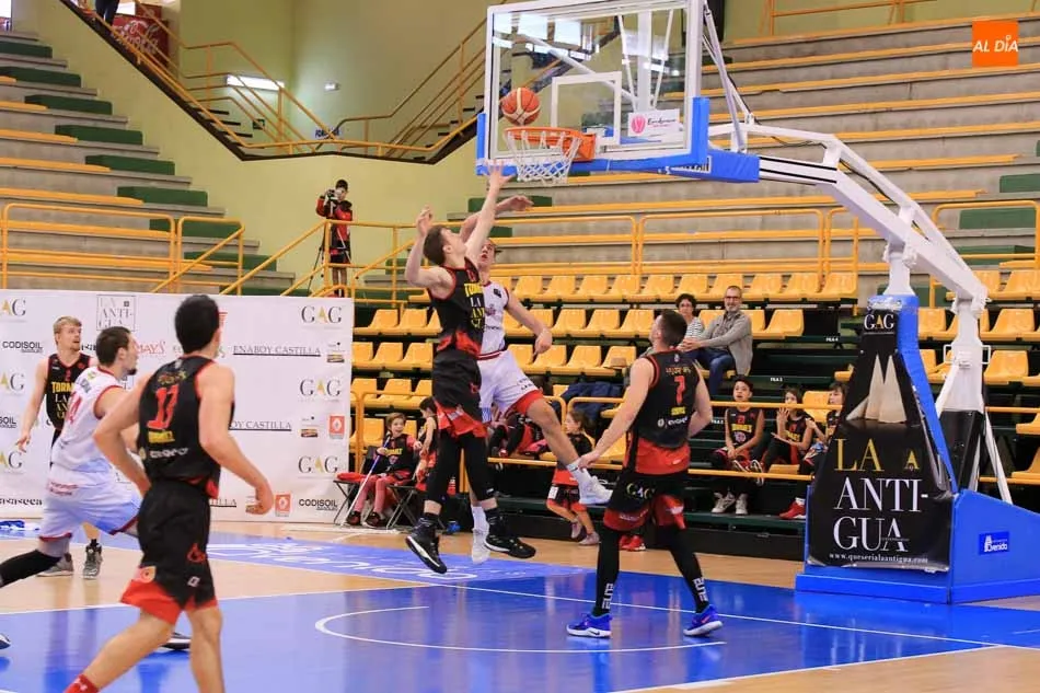 Foto 4 - La Antigua CB Tormes dobla la rodilla ante un Bodegas Rioja Vega superior (68-88)