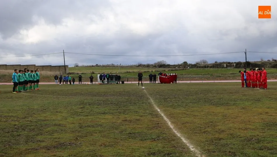 Antes del comienzo del encuentro se guardó un minuto de silencio en recuerdo al pintor Tomás Bernal Villoria / CORRAL