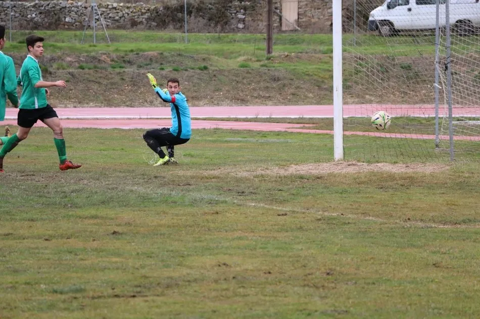 Foto 11 - Partido loco entre el CDF Vitigudino y Hergar Camelot juvenil que acab&oacute; con victoria visitante 5-6 ...