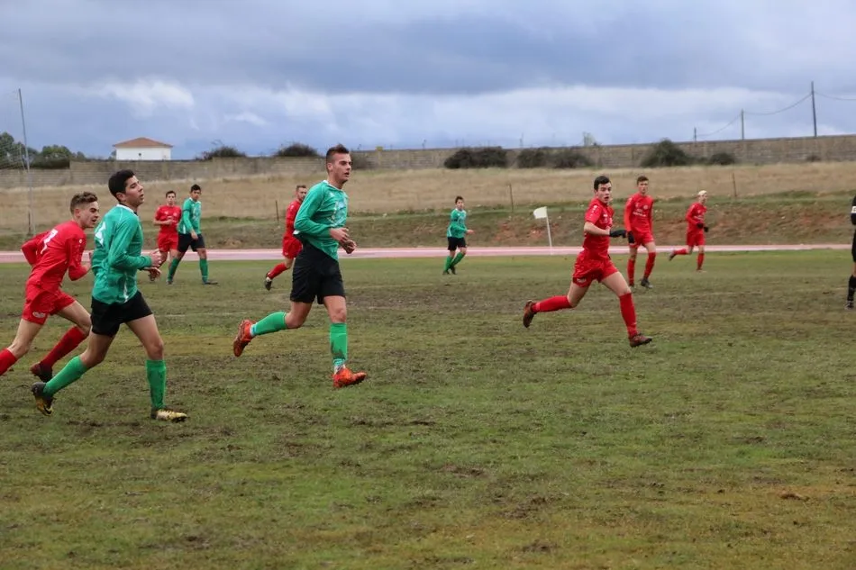 Foto 10 - Partido loco entre el CDF Vitigudino y Hergar Camelot juvenil que acab&oacute; con victoria visitante 5-6 ...