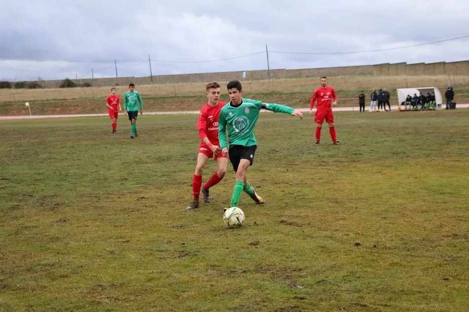Foto 7 - Partido loco entre el CDF Vitigudino y Hergar Camelot juvenil que acab&oacute; con victoria visitante 5-6 ...