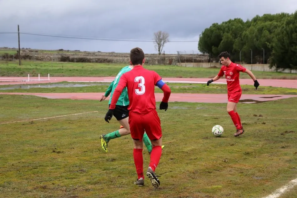 Foto 6 - Partido loco entre el CDF Vitigudino y Hergar Camelot juvenil que acab&oacute; con victoria visitante 5-6 ...