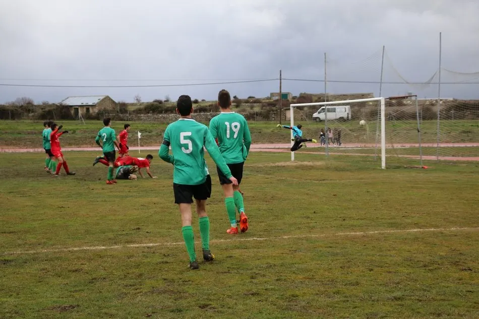 Foto 5 - Partido loco entre el CDF Vitigudino y Hergar Camelot juvenil que acab&oacute; con victoria visitante 5-6 ...