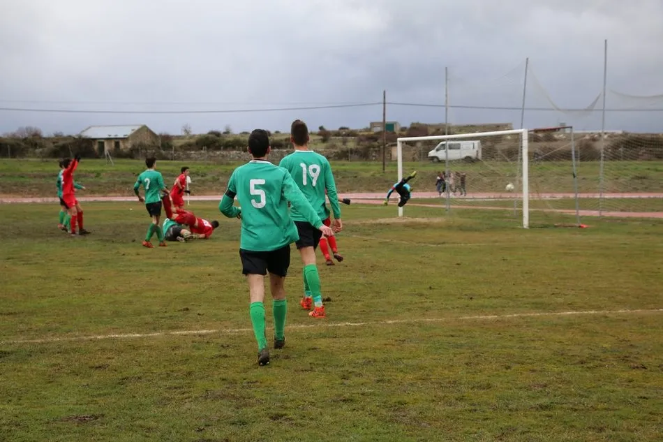 Foto 4 - Partido loco entre el CDF Vitigudino y Hergar Camelot juvenil que acab&oacute; con victoria visitante 5-6 ...