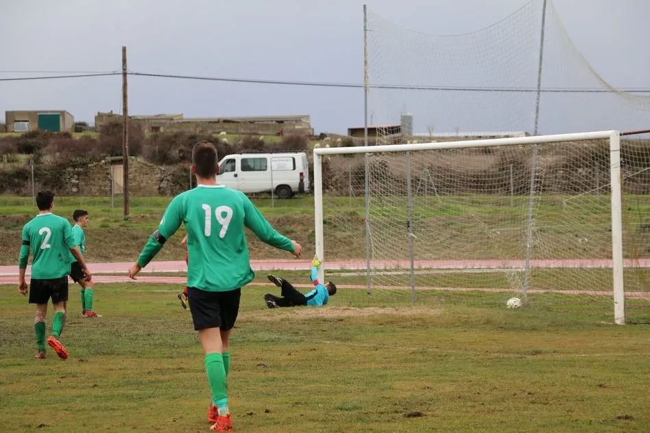 Foto 3 - Partido loco entre el CDF Vitigudino y Hergar Camelot juvenil que acab&oacute; con victoria visitante 5-6 ...