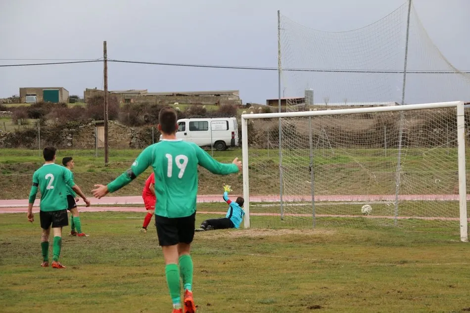 Foto 2 - Partido loco entre el CDF Vitigudino y Hergar Camelot juvenil que acab&oacute; con victoria visitante 5-6 ...