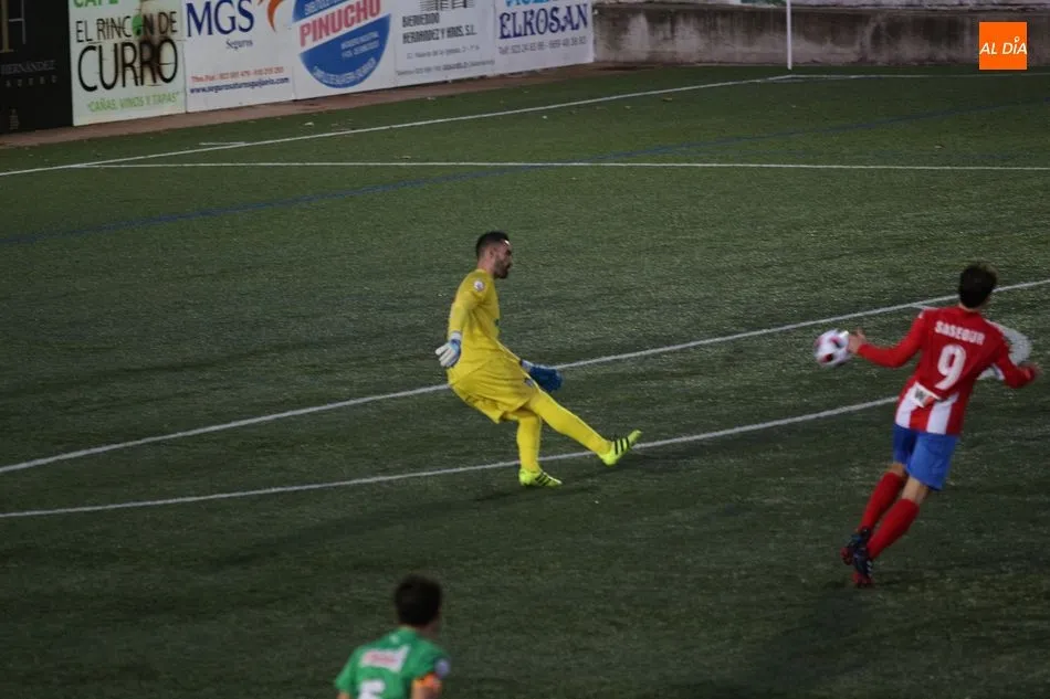 Foto 11 - El CD Guijuelo falla en su reconquista del Municipal ante el Navalcarnero (1-1)