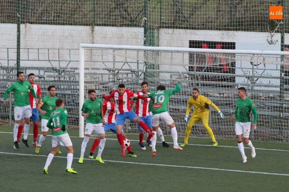 Foto 10 - El CD Guijuelo falla en su reconquista del Municipal ante el Navalcarnero (1-1)