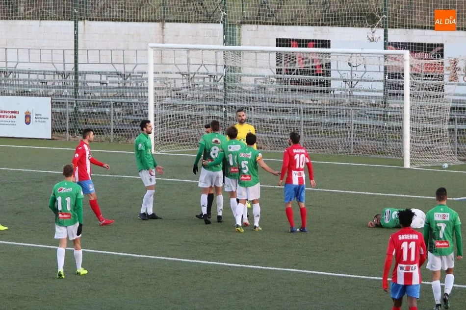 Foto 9 - El CD Guijuelo falla en su reconquista del Municipal ante el Navalcarnero (1-1)