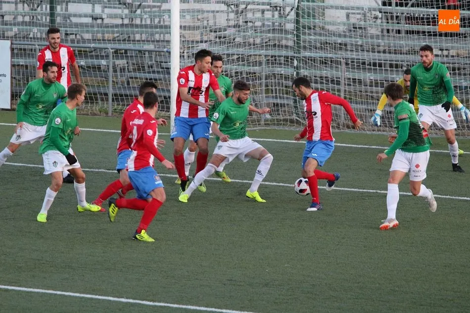 Foto 7 - El CD Guijuelo falla en su reconquista del Municipal ante el Navalcarnero (1-1)
