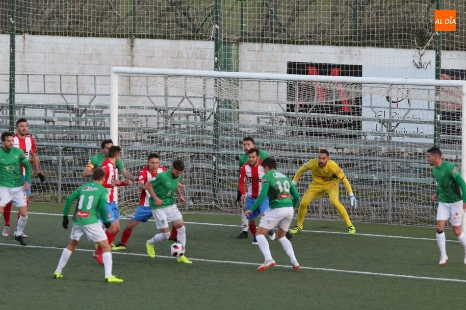 Foto 6 - El CD Guijuelo falla en su reconquista del Municipal ante el Navalcarnero (1-1)