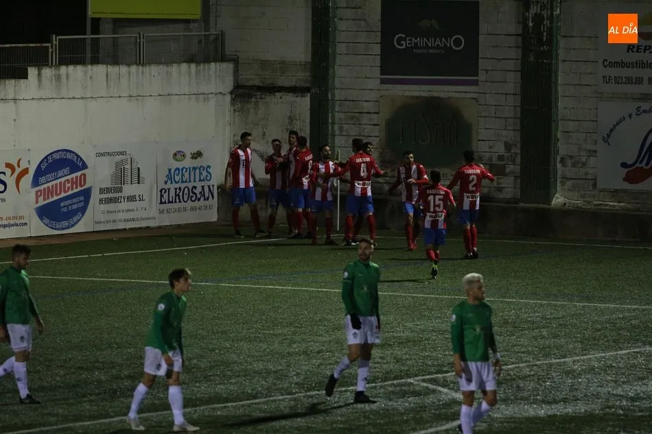 Foto 5 - El CD Guijuelo falla en su reconquista del Municipal ante el Navalcarnero (1-1)