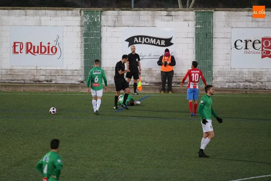 Foto 4 - El CD Guijuelo falla en su reconquista del Municipal ante el Navalcarnero (1-1)