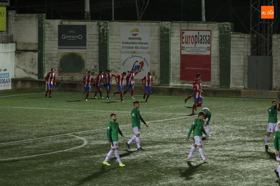 Foto 3 - El CD Guijuelo falla en su reconquista del Municipal ante el Navalcarnero (1-1)