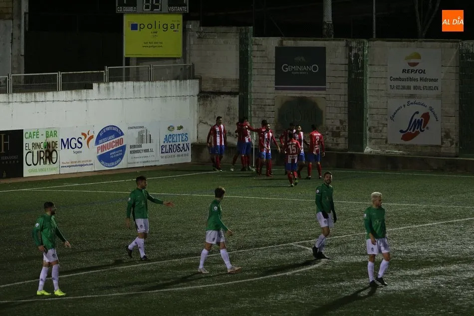 Foto 2 - El CD Guijuelo falla en su reconquista del Municipal ante el Navalcarnero (1-1)