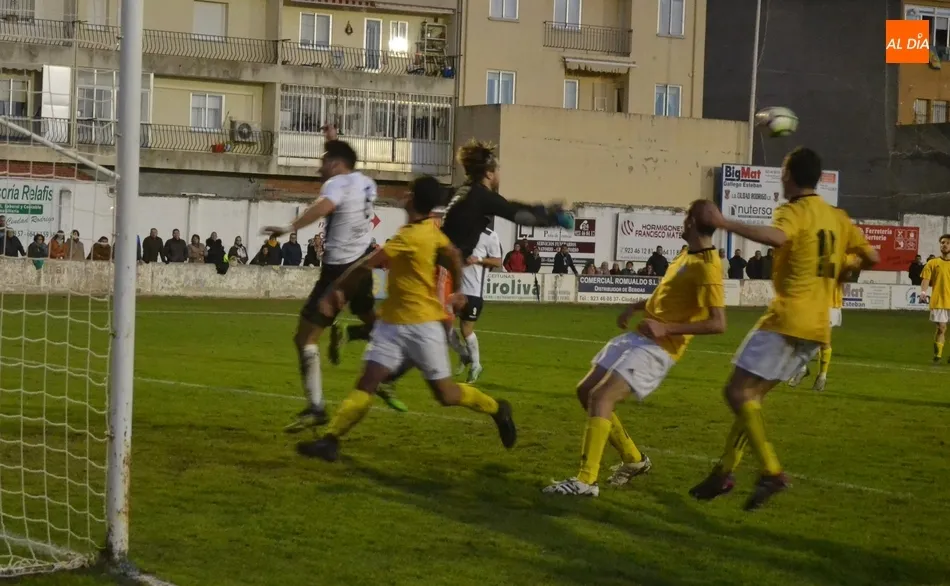 Foto 9 - El Ciudad Rodrigo desactiva en el 90&rsquo; la 1&ordf; bomba del Salamanca UDS B... pero le estalla otra en ...