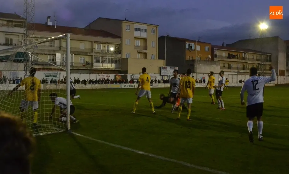 Foto 8 - El Ciudad Rodrigo desactiva en el 90&rsquo; la 1&ordf; bomba del Salamanca UDS B... pero le estalla otra en ...