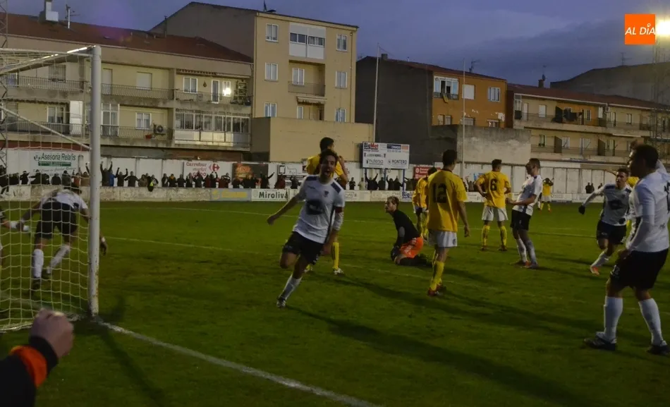 Foto 7 - El Ciudad Rodrigo desactiva en el 90&rsquo; la 1&ordf; bomba del Salamanca UDS B... pero le estalla otra en ...