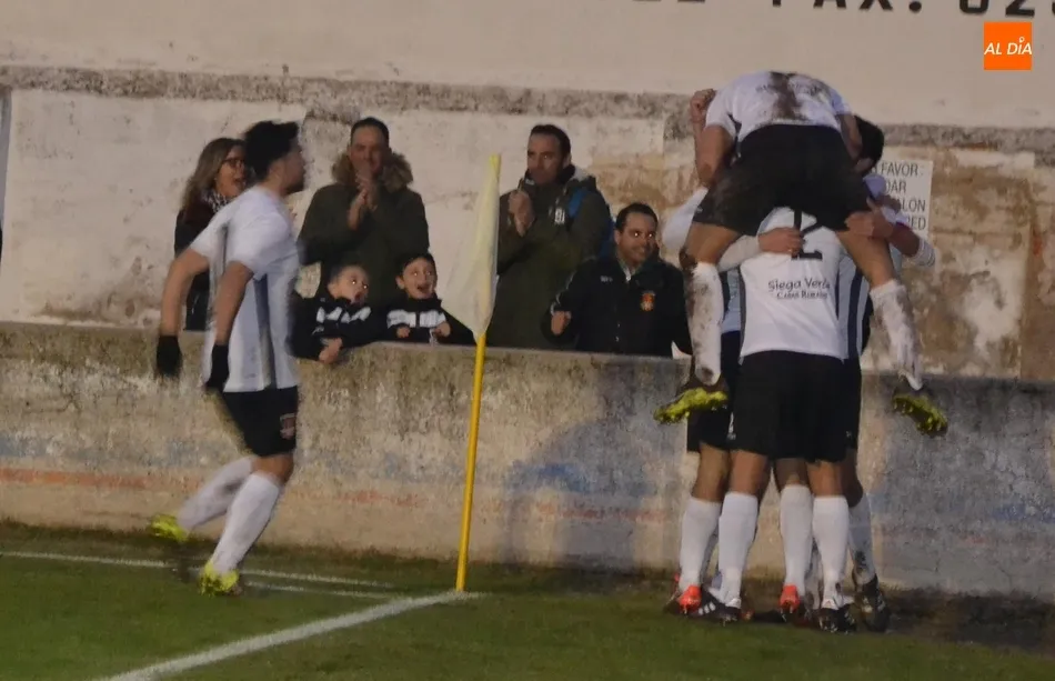 Foto 5 - El Ciudad Rodrigo desactiva en el 90&rsquo; la 1&ordf; bomba del Salamanca UDS B... pero le estalla otra en ...
