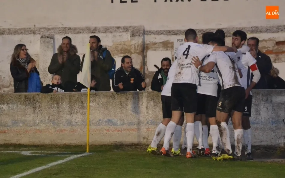 Foto 4 - El Ciudad Rodrigo desactiva en el 90&rsquo; la 1&ordf; bomba del Salamanca UDS B... pero le estalla otra en ...