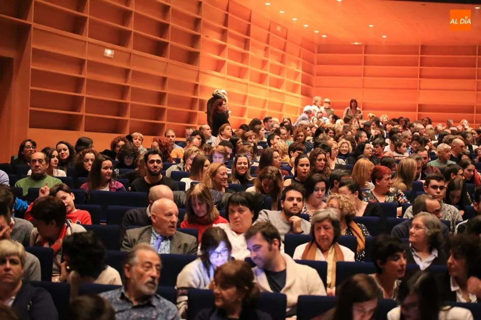 Foto 4 - Rozal&eacute;n cautiva al p&uacute;blico en un CAEM abarrotado  
