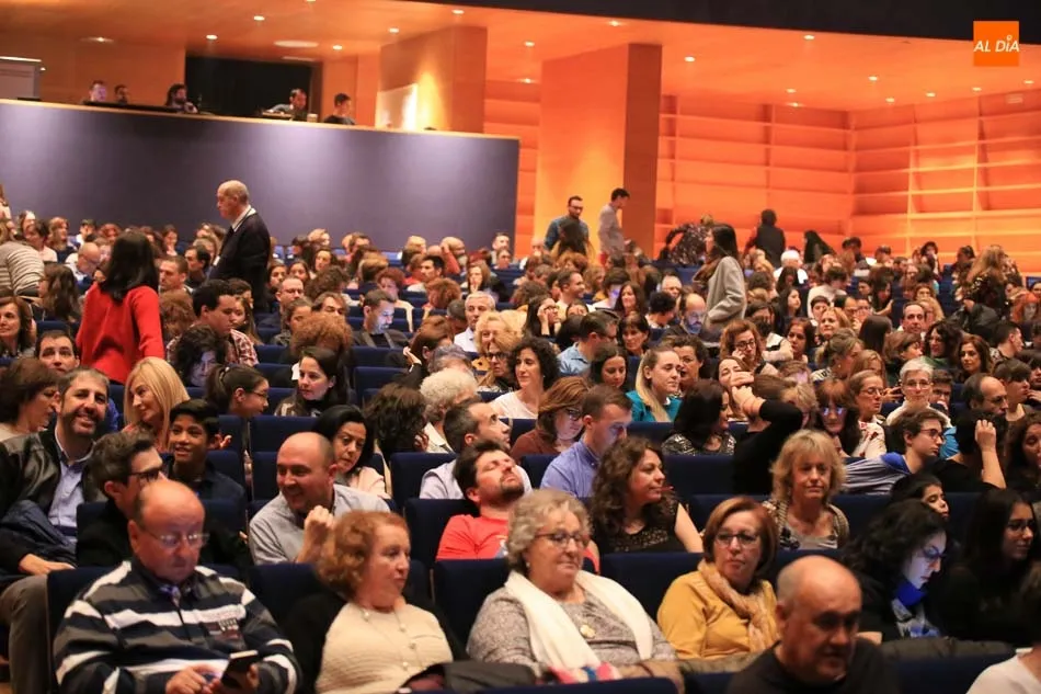 Foto 3 - Rozal&eacute;n cautiva al p&uacute;blico en un CAEM abarrotado  