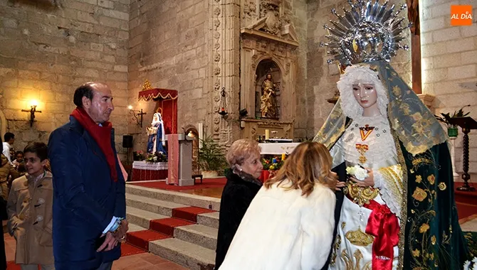 Cientos de personas participaban el el besamanos de Nuestra Señora de la Esperanza celebrado en su fiesta anual