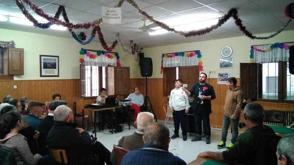 Foto 3 - Magia, baile y un rico chocolate para celebrar la Navidad en el Hogar del Jubilado