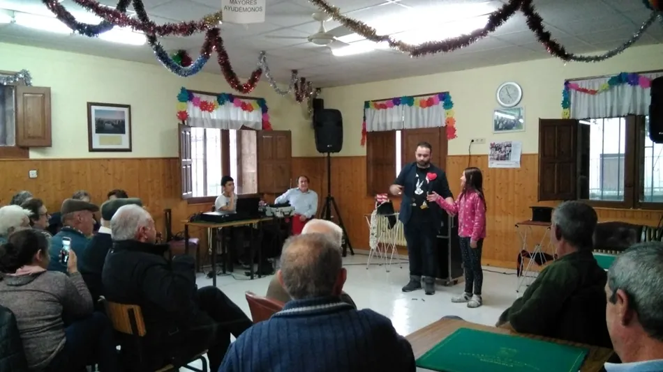 Foto 2 - Magia, baile y un rico chocolate para celebrar la Navidad en el Hogar del Jubilado