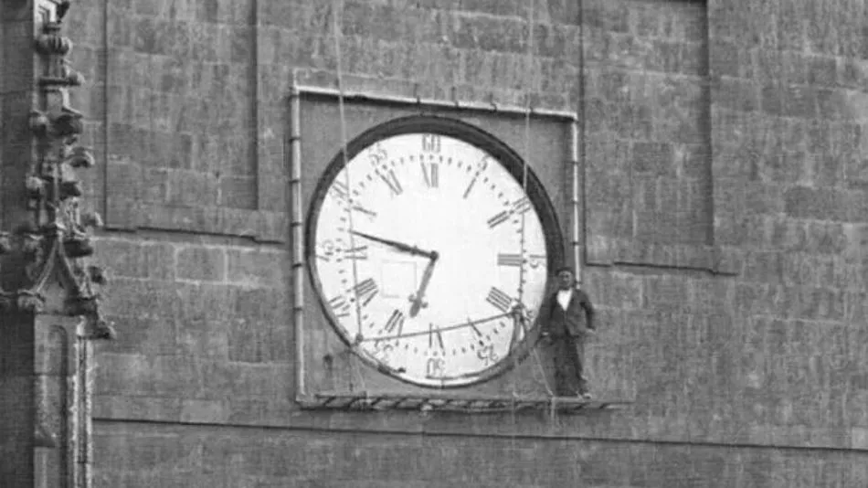 La arriesgada puesta a punto del reloj de la Catedral