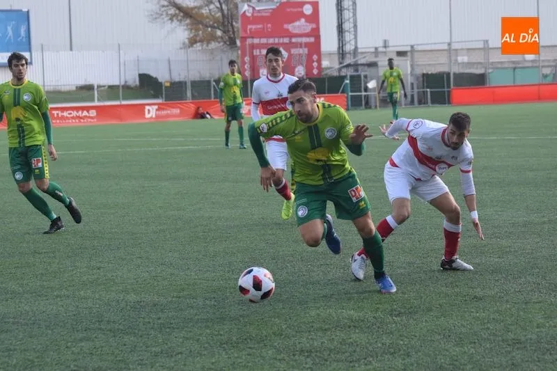 Manjón se lleva un balón / José Luis Cotobal