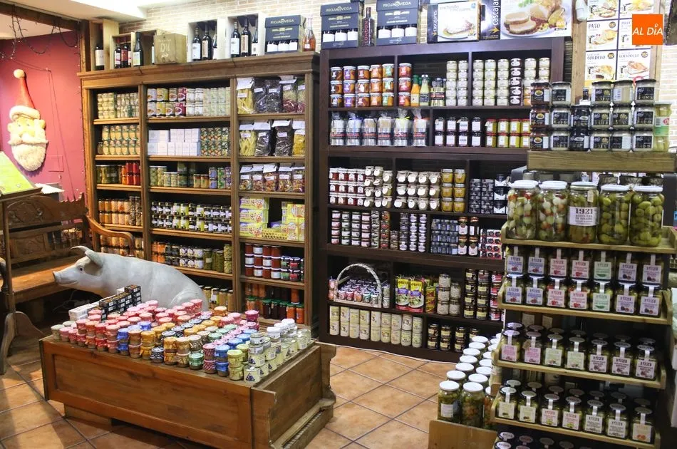 Más de trescientos productos de primeras marcas llenan las dependencias de Embutidos Daniel
