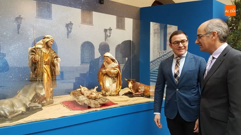 Javier Iglesias y Miguel Ángel de la Madre de Dios, visitando el Belén