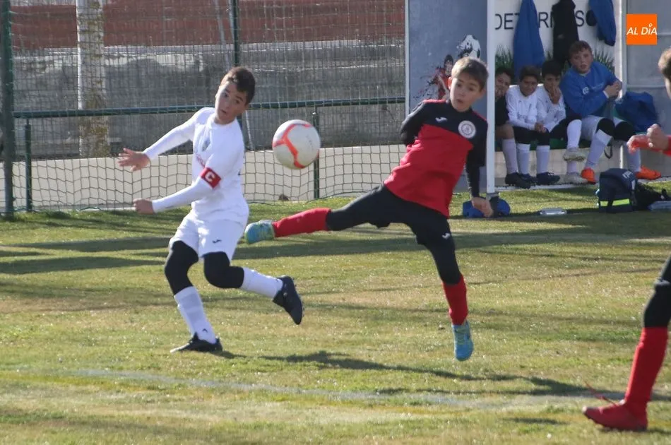 Foto 11 - El Alba de Tormes Club de F&uacute;tbol estrena el remodelado campo de f&uacute;tbol con diversos resultados