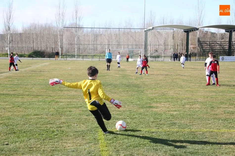 Foto 10 - El Alba de Tormes Club de F&uacute;tbol estrena el remodelado campo de f&uacute;tbol con diversos resultados