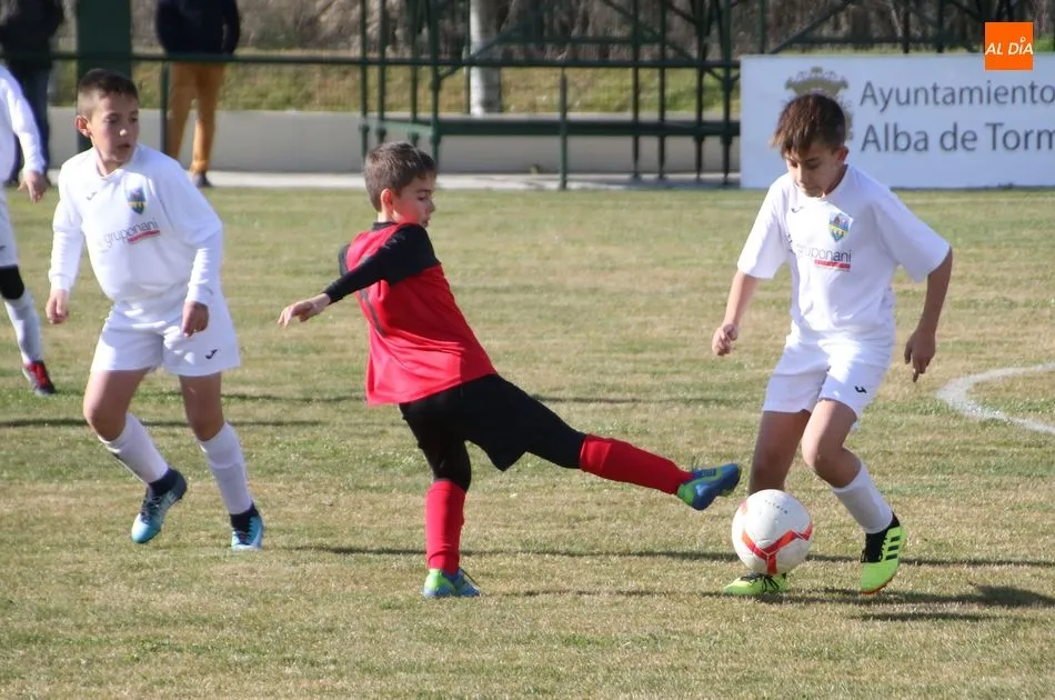 Foto 9 - El Alba de Tormes Club de F&uacute;tbol estrena el remodelado campo de f&uacute;tbol con diversos resultados
