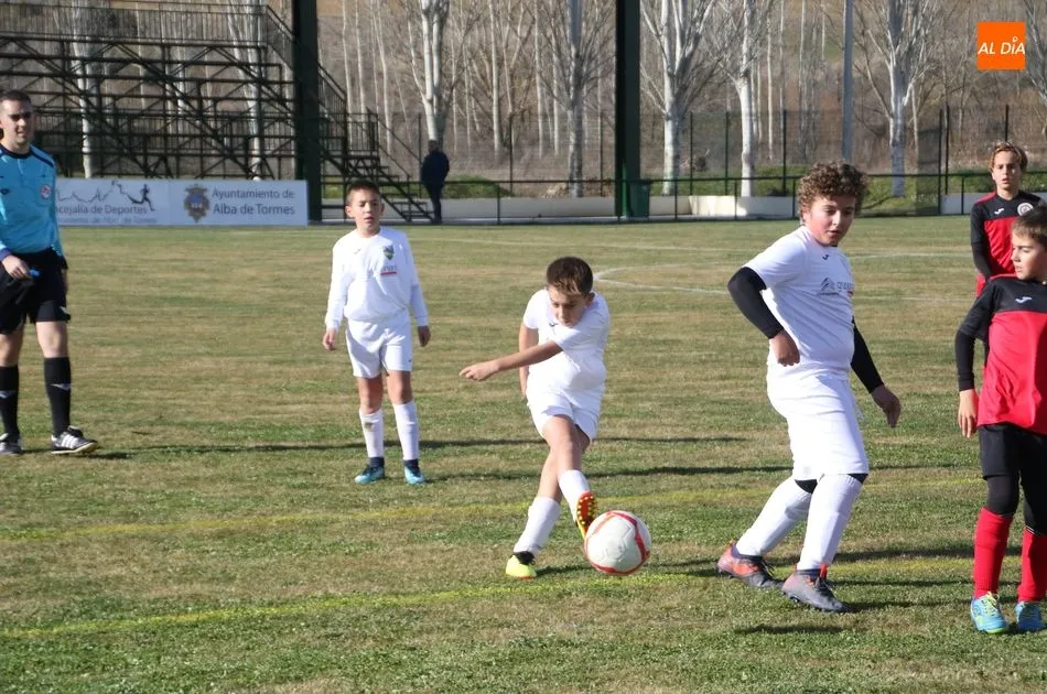 Foto 8 - El Alba de Tormes Club de F&uacute;tbol estrena el remodelado campo de f&uacute;tbol con diversos resultados