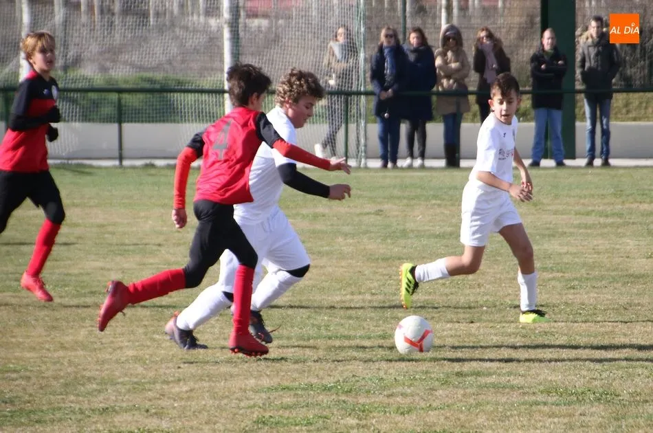 Foto 7 - El Alba de Tormes Club de F&uacute;tbol estrena el remodelado campo de f&uacute;tbol con diversos resultados